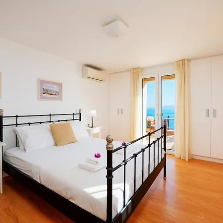 Apartment Idyllic Beachfront House