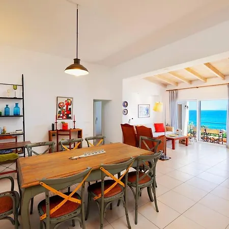 Idyllic Beachfront House *